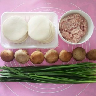  香菇猪肉韭菜煎饺 第1步