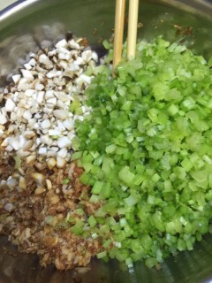  香菇虾仁猪肉芹菜饺子 第5步