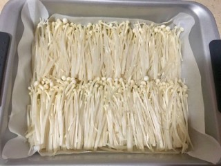  媲美烧烤店-蒜蓉孜然烤双味金针菇 第3步