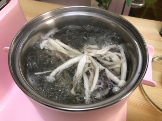  三鲜菌菇汤 第3步