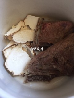  虎乳菌菇扇T骨汤 第3步