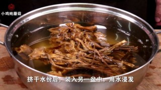  小鸡炖蘑菇这样做鸡肉香而不柴, 汤浓味美, 粉条特好吃 第1步