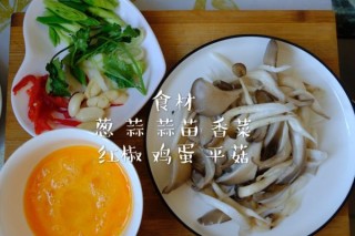  平菇炒鸡蛋。 第1步