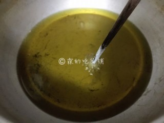  一朵开了花的菇 油炸椒盐金针菇 第7步