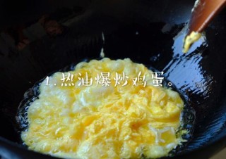  平菇炒鸡蛋。 第2步