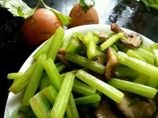  芹菜炒香菇–––快手菜 第5步