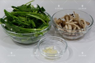  蟹味菇炒菠菜 第2步