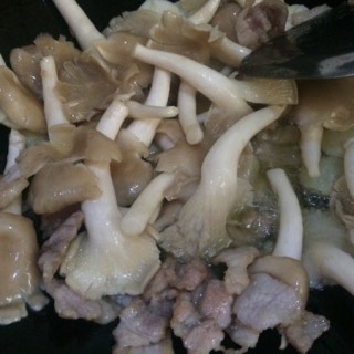  蘑菇炒肉片 第4步