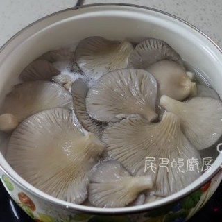  干炸蘑菇 第1步