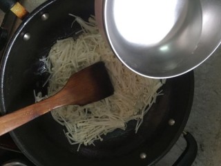  金针菇炒肉沫 第5步