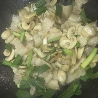  蘑菇炒肉 第10步