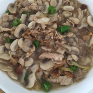  蘑菇炒肉 第1步