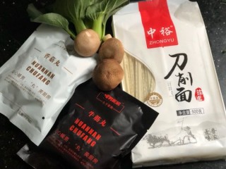  香菇丸子刀削面 第1步