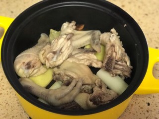  鸡肉蘑菇汤 第3步