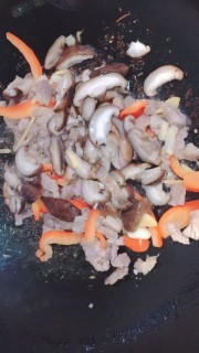  香菇炒肉 第5步