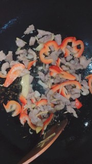  香菇炒肉 第4步