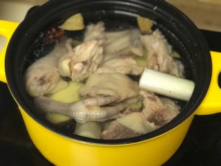  鸡肉蘑菇汤 第4步