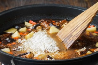  日食记丨香菇鸡肉焖饭 第4步