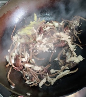  茶树菇炒肉 第9步