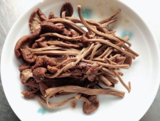  茶树菇炒肉 第2步