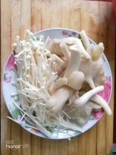  肉丸鲜菇汤 第3步