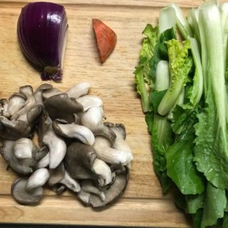  小白菜炒蘑菇 第1步
