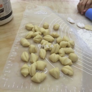  胡萝卜香菇虾米肉饺子 第7步