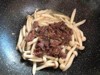  海鲜菇炒牛肉 第5步