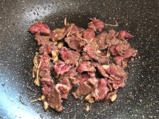  海鲜菇炒牛肉 第3步