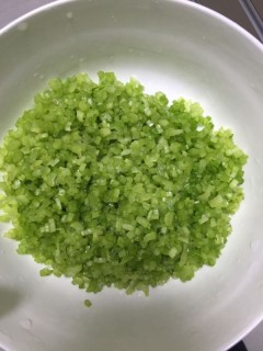  芹菜香菇水饺 第1步