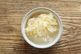  白莲茶树菇鸽子汤 | 味谷 第2步