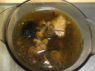  菌菇鸡肉汤 第4步