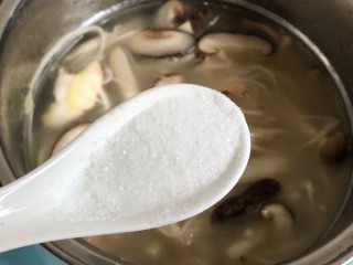  菌菇虾仁豆腐汤 第7步