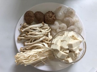  菌菇虾仁豆腐汤 第2步