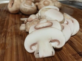  蘑菇肉片 第1步