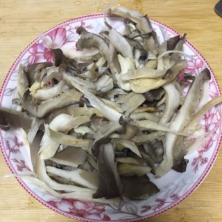  蘑菇炒鸡蛋 第1步