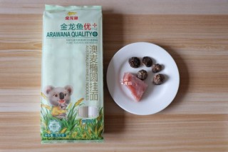  香菇肉臊子酸汤面 第1步