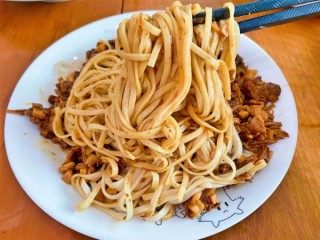  秘制万能牛肉酱，创新杏鲍菇牛肉拌面，清甜酱香浓郁 第6步