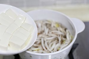  菌菇豆腐胡萝卜汤 第7步