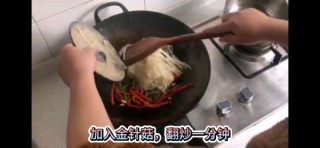  金针菇炒肉 第6步