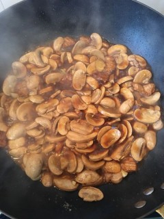  蘑菇炒肉片 第4步