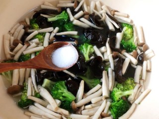  节后清肠菜～黑木耳菌菇西兰花 第3步