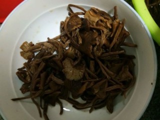  豇豆干茶树菇烧肉 第2步