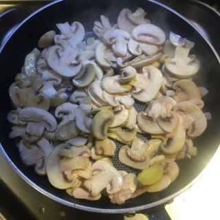  蘑菇炒肉片 第5步
