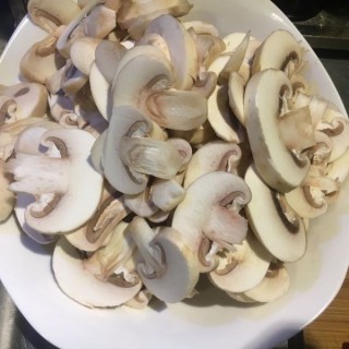  蘑菇炒肉片 第1步