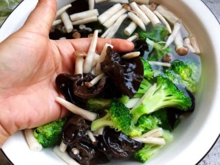  节后清肠菜～黑木耳菌菇西兰花 第4步