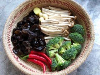  节后清肠菜～黑木耳菌菇西兰花 第1步