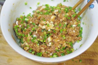  自制饺子皮，香菇青菜饺子 第2步