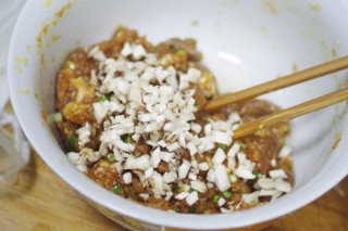  自制饺子皮，香菇青菜饺子 第4步