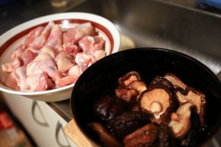  冬菇焖鸡----粤式经典，美味养生两不误 第1步